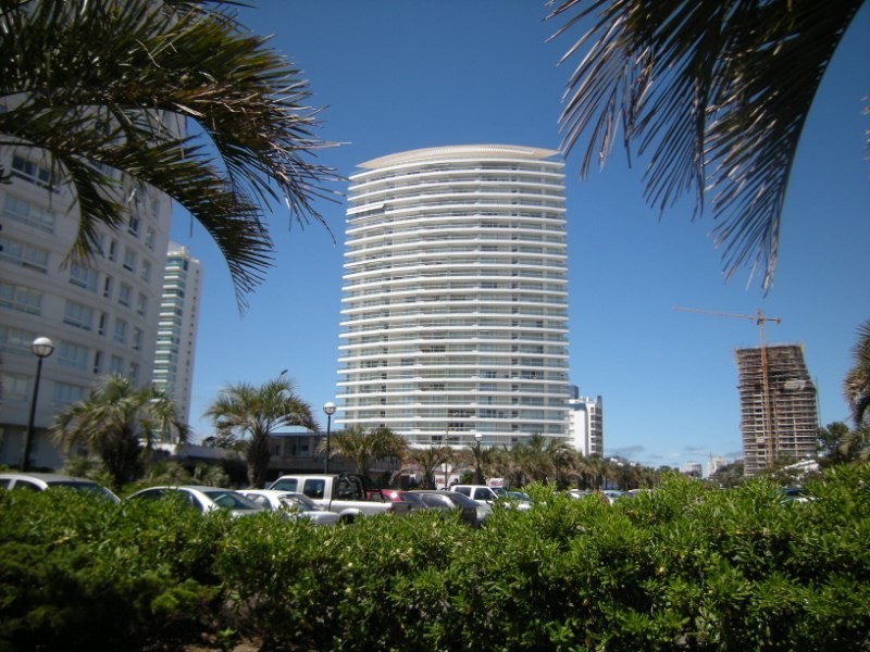 Piso alto de 2 suites a 50 mts de Playa Mansa 